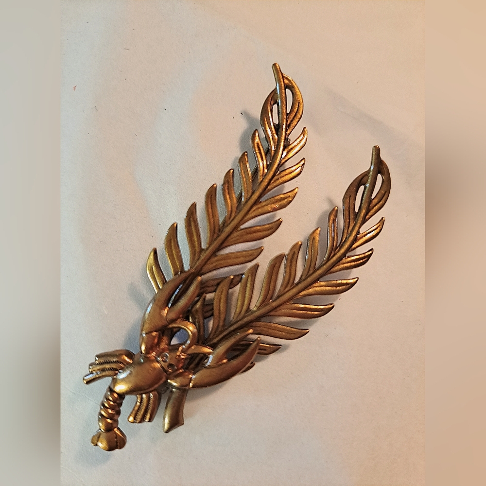 Gold LOBSTER & LEAF or Feather Brooch with Intricate Detailing